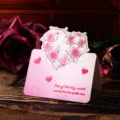 Tarjeta de felicitación con ilustración de rosa en corazón y degradado rosa - Estilo de Pertenencia al Corazón