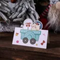Belle carte de Noël avec bonhomme de neige et chien dans un décor festif d'hiver - Bonhomme de Neige et Chien
