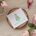 Tarjeta de felicitación blanca con recorte de árbol de Navidad y texto Dreams Come True - Estilo de Árbol de Navidad