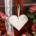 Elegante tarjeta de felicitación con forma de corazón, flores rosas y cinta - Estilo Floral Ditsy Rosa / Tarjeta de Corazón Con Agujero