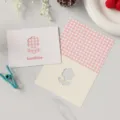 Sencilla tarjeta de felicitación crema y blanca con flor calada a cuadros rosas y texto SunShine - Flor Pequeña / Juego de 10 hojas