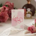Elegante tarjeta 'Love Actually' con corazones rosas para ocasiones románticas. - Estilo Love Actually (2)