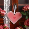 Elegante tarjeta de felicitación con forma de corazón degradado rosa y cinta blanca - Estilo Degradado Rosa / Tarjeta de Corazón Con Agujero