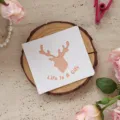 Tarjeta de felicitación con recorte de ciervo y mensaje Life Is A Gift para floristerías - Estilo Reno
