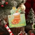 Festliche Weihnachtskarte mit Goldfolie und Socken-Design auf einem Holzstumpf - Rot-weiße Emaille-Weihnachtssocke