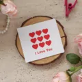 Biglietto di auguri quadrato bianco con cuori rossi e testo I Love You per i regali - Stile Cuore