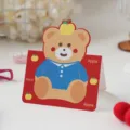 Linda tarjeta de felicitación roja para niños con oso de dibujos animados y manzana - Oso Manzana [Tarjeta de Dibujos Animados]