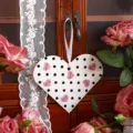 Herzförmiger weißer gepunkteter Valentinstag-Geschenkanhänger mit weißem Band zum Aufhängen - Schwarze Punkte Rosa Herz Stil / Herzkarte mit Loch