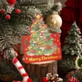 Festliche rote Weihnachtskarte mit dekoriertem Baumdesign und Merry Christmas Aufschrift - Weihnachtsbaum