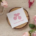 Biglietto bianco quadrato con ritaglio di ciliegia e testo rosa 'Sweet and Happy'. - Stile Ciliegia