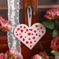 Herzförmige Valentinstag-Geschenkkarte mit roten Herzmustern und weißem Seidenband - Rosa Basis Rote Herzen Stil / Herzkarte mit Loch