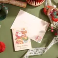 Carte de vœux de Noël festive à l'aquarelle avec Père Noël et détails dorés élégants - Modèle 5