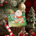 Festliche goldene Weihnachts-Grußkarte mit süßem Weihnachtsmann auf Holzgrund - Weihnachtsmann gibt Geschenke