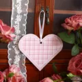 Rosa herzförmiger Geschenkanhänger mit Karomuster und Wishing you happiness Text - Rosa Gitter Stil / Herzkarte mit Loch