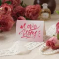 Elegante tarjeta de felicitación rosa degradado con texto Love Story para San Valentín - Estilo Love Story (7)