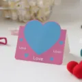 Tarjeta de felicitación plegable con forma de corazón rosa y azul y texto Love - Corazón [Tarjeta de Dibujos Animados]