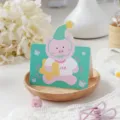 Schattige vouwkaart met roze varkentje cartoon boodschappenkaart op groene achtergrond - Varken