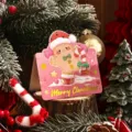 Rosa Weihnachtskarte mit süßem Lebkuchenmann und glänzendem Goldfolien-Schriftzug - Lebkuchenmann