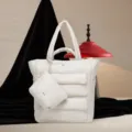 Detailweergave van de witte puffer draagtas met bijbehorend zacht cloud-feel tasje. - Off-white (MG6021)