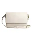 Primer plano de un bolso bandolera beige minimalista con herrajes dorados vintage - Blanco Crema (MG8089)