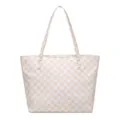 Vista frontal de un bolso tote grande a cuadros crema y blanco con tachuelas doradas - Cuadros Blanco Arroz