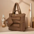 Detailweergave van de zachte bruine puffertextuur en het bijpassende etui van deze tas - Bruin (MG6021)