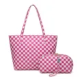 Vista detallada del conjunto de bolsos tote a cuadros rosas y blancos con estuche. - Cuadros Rosa-Rojo
