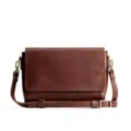 Detalle de bolso bandolera vintage de cuero marrón con elegantes herrajes dorados. - Marrón (MG8089)