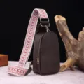 Vista detallada del bolso bandolera de cuero marrón vintage con correa bohemia tejida - Café