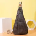 Vista detallada del bolso bandolera de cuero PU vintage con correa bordada. - Gris oscuro