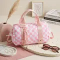 Detalle del elegante bolso de viaje de cuadros rosas con modernos acentos de cuerda - Cuadrícula Rosa Brillante y Blanco