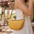 Vista detallada de un bolso de hombro vintage amarillo con forma de media luna - Estilo Amarillo (MG8042-3) / Amarillo