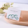 Gedetailleerd zicht op minimalistische bosstijl wenskaart met groen bladmotief op houten tray - Elke Dag Blij Stijl / Set van 10 vellen