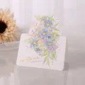 Carte de vœux dorée élégante avec bouquet de fleurs bleues et texte Love never ends - Bouquet Bleu Violet