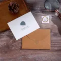 Tarjeta de felicitación vintage con texto Good Luck, sobre de papel kraft y sello dorado - Estilo de Sombrilla / Juego Individual (Incluye Sobre y Pegatina)