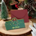 Tarjeta de felicitación corona de Navidad verde festiva y sobre rojo sobre madera - Corona navideña / Con Sobre y Bolsa OPP