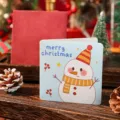 Detailansicht der quadratischen Weihnachtskarte mit süßem Schneemann und rotem Umschlag - Schneemann / Quadratisch Mit Umschlag