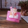 Klappbare rosa Grußkarte mit süßem Comic-Bären und 'Lovely Daily' Schriftzug - Notebook Bear