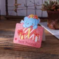 Leuke roze vouwbare wenskaart met cartoon olifant en de tekst Best Present erop - Cadeau Olifant
