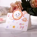 Carte de vœux pliante blanche minimaliste avec planète cartoon et message Nice Day - Style Planète Tournante