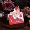 Elegante tarjeta de felicitación vintage con forma de mariposa y motivo de rosas rojas - Estilo Rosa Mariposa (Butterfly Rose)