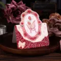Elegante Vintage-Grußkarte mit Schmetterling und Rosen im gestanzten ovalen Rahmen - Rose im Spiegel-Stil (Jingzhong Meigui)