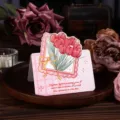 Vintage Grußkarte in Rosa mit rotem Tulpenstrauß und einer hübschen gelben Schleife - Romantischer Tulpen-Stil (Langman Yujinxiang)