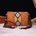 Vista detallada del bolso bandolera boho de cuero tallado con flecos decorativos. - PG902 (PG902/PG893) / Amarillo