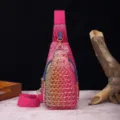 Vista detallada del bolso de pecho magenta con relieve de cocodrilo y correa ancha - Bolso de Pecho Retro (PG817-2) / Degradado Rosa + Azul