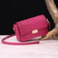 Bolso bandolera vintage fucsia grabado en cocodrilo con cierre de sobre dorado y correa. - Fruta del Dragón