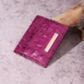 Primer plano de tarjetero morado con efecto cocodrilo, placa dorada y varias ranuras. - Tarjetero (PG832) / Fruta del Dragón