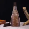 Vista detallada de un bolso de pecho vintage marrón con grabado de cocodrilo y correa ancha - Bolso de Pecho Retro (PG817-2) / Shell and Brown