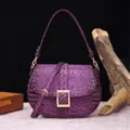 Primer plano detallado de un bolso baguette vintage morado con textura de patrón cocodrilo - Púrpura Profundo (PG870)