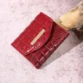 Detalle de una cartera retro roja para mujer con patrón de cocodrilo y barra dorada - Cocodrilo Rojo (PG831)
